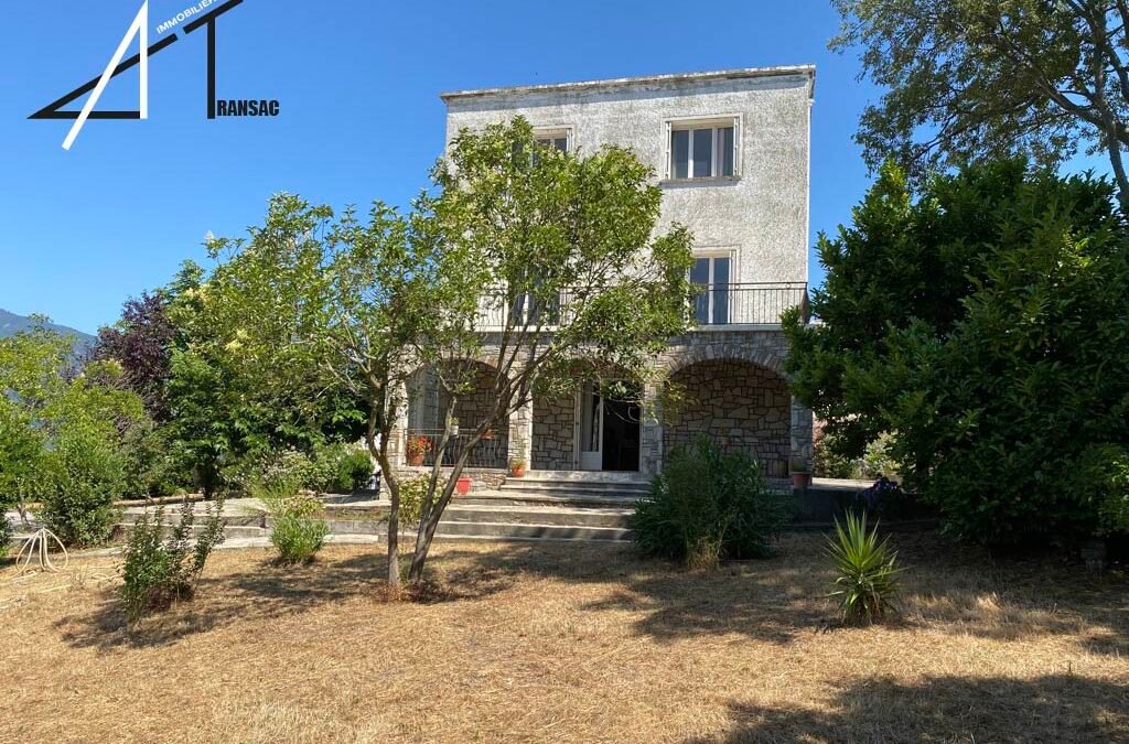Maison de caractère sur 3 niveaux au coeur du village avec vue montagnes