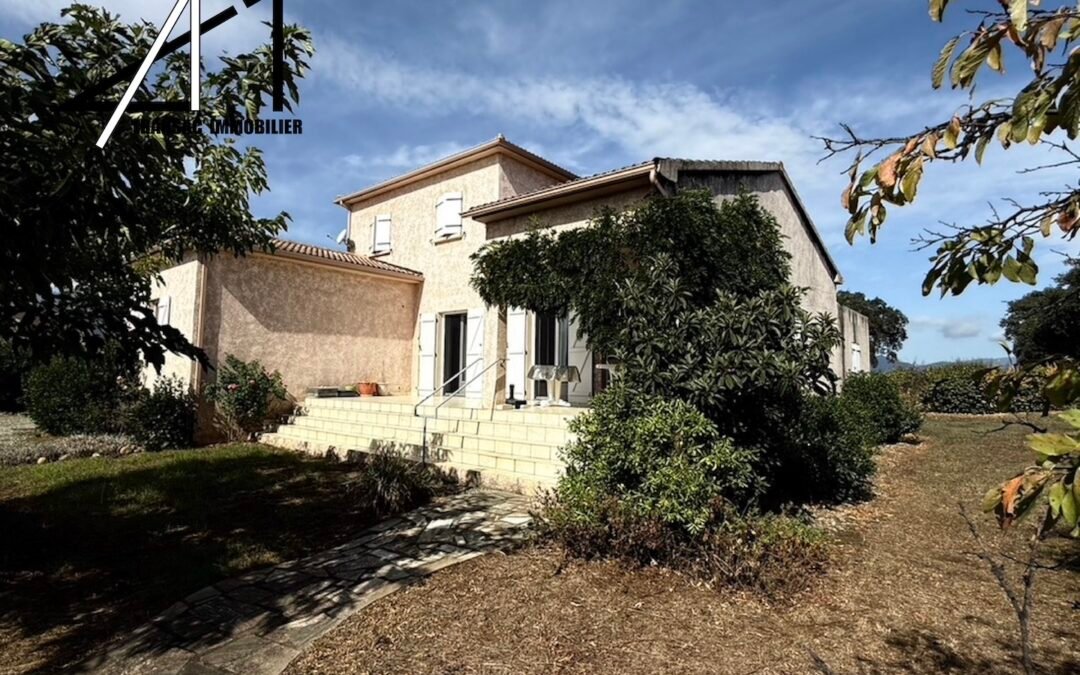 Dans un quartier calme, charmante villa sur 2 niveaux et terrain clos et arboré de 1173 m2