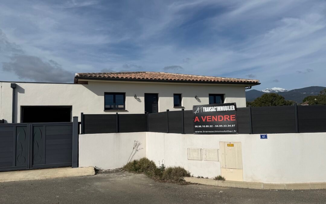 Maison de plain-pied jumelée par le garage de 73 m2 + garage sur terrain clos et arboré de 570 m2