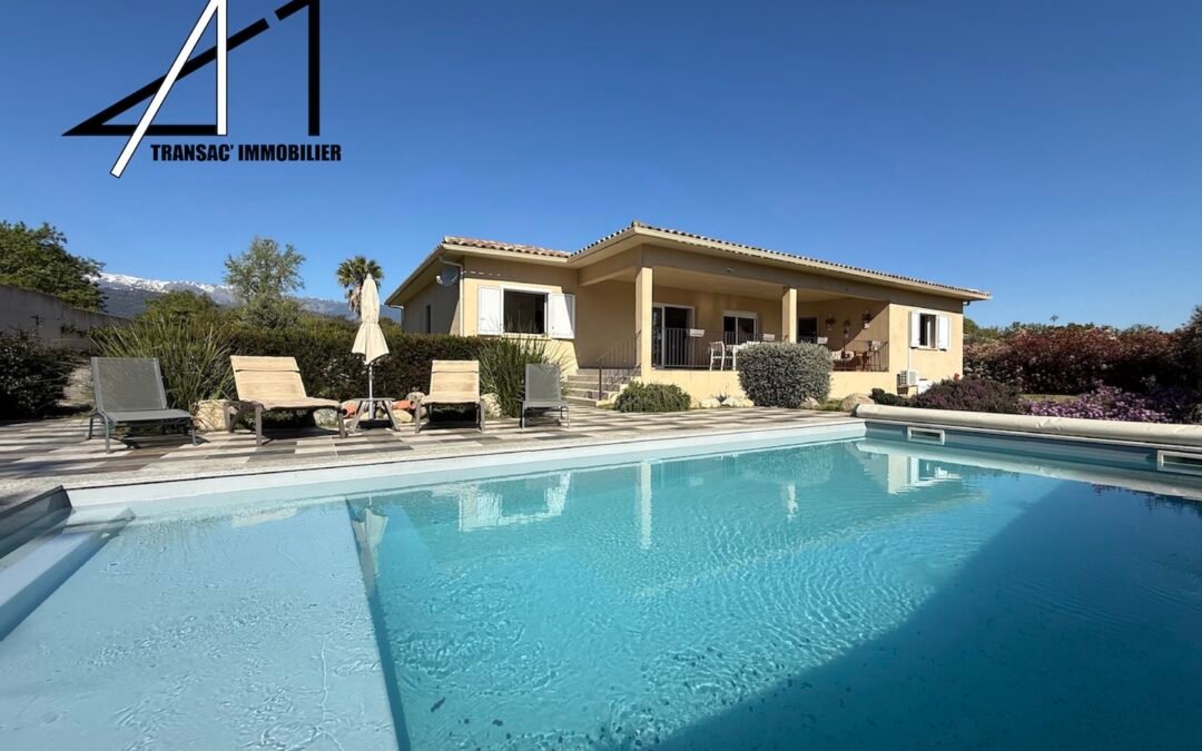 Belle villa lumineuse de 150 m2 avec piscine proche commerces, école et plage