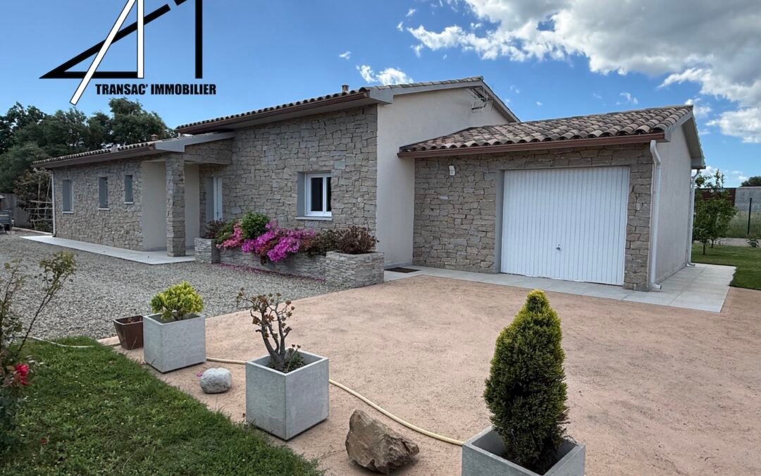 Jolie villa de plain pied offrant des volumes confortables avec un extérieur très soigné