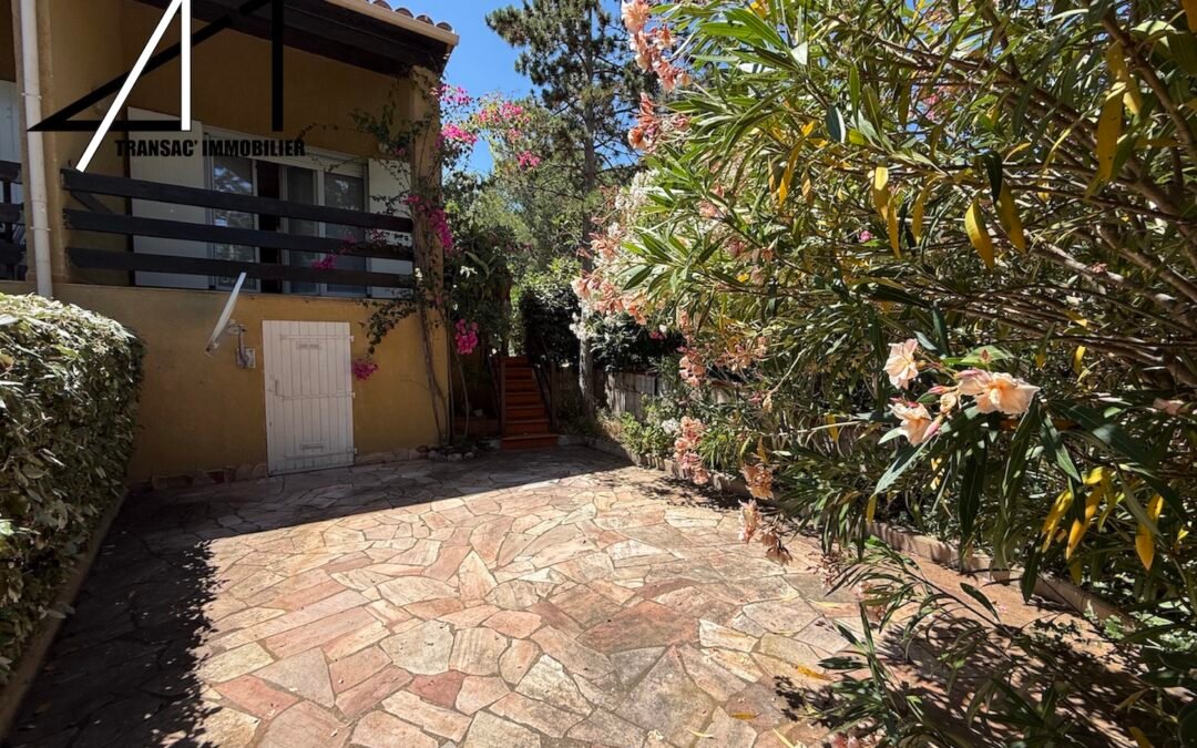 Rare à la vente ! Petite maison jumelée T2 à 80 m de la plage avec terrasse, jardin et parking
