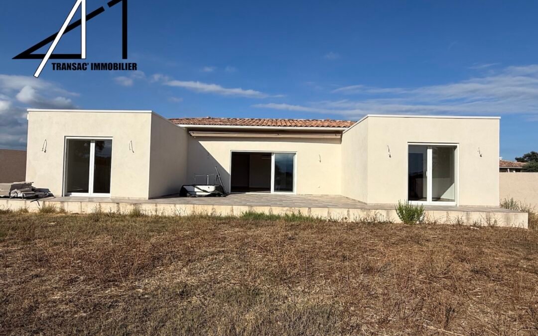 Belle villa de plain-pied de 148 m2 en forme de U avec garage.
