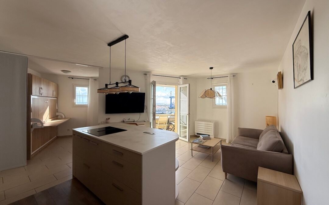 Idéalement situé sur le port de plaisance de Solenzara, magnifique T2 lumineux de 49 m² en rdc, vendu meublé, avec terrasses couverte et non couverte avec une place de parking en sous-sol.